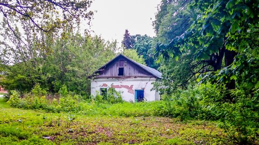 Старинная усадьба с башней и заброшенная столовая на берегу пруда