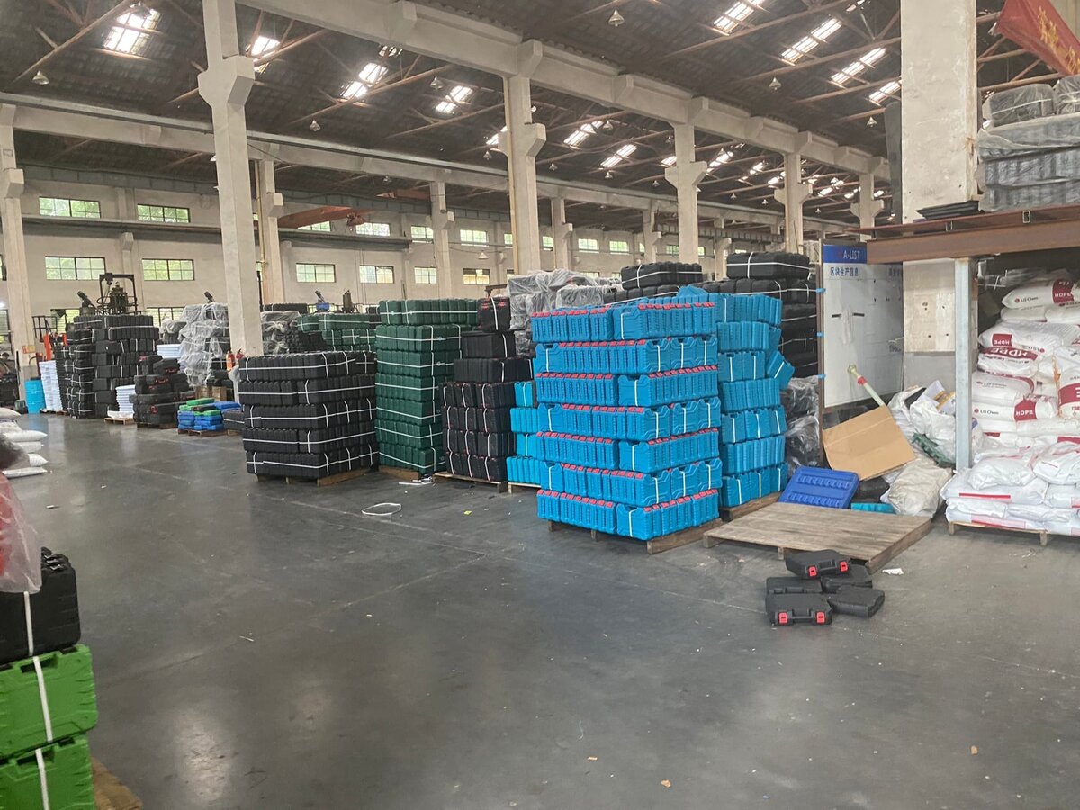 Склад подделок в Китае