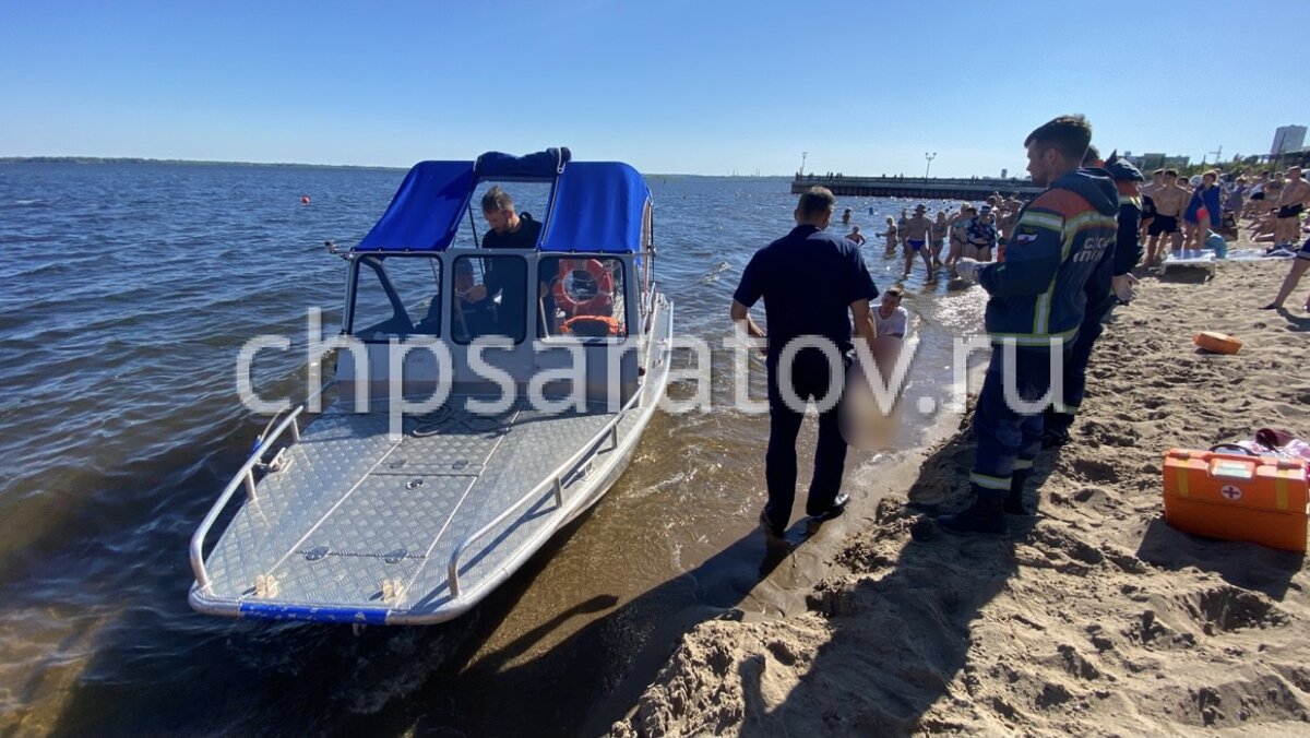 На месте работают спасатели и водолазы областной службы спасения, медики скорой помощи, сотрудники полиции и следственного комитета. Обстоятельства произошедшего выясняются.