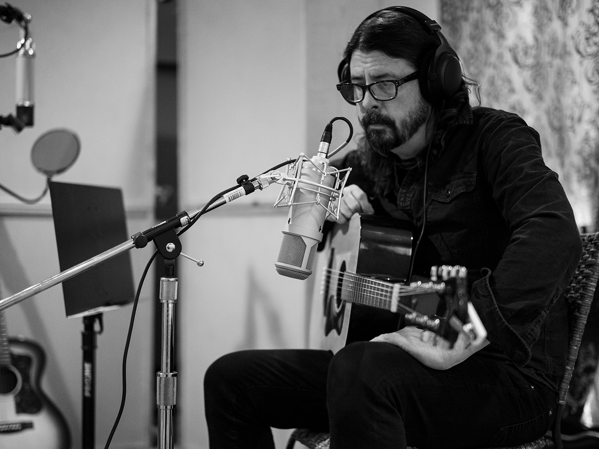 Дэйв Грол записывает акустическую гитару к песне «Making a Fire» 13 января 2020 года, в последний день работы в доме в Энсино. Фото: Эндрю Стюарт 