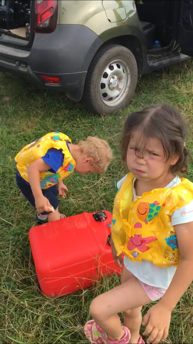 Маша с Ваней пока не очень довольны-пока мы надуваем лодку, они отбиваются от мух и скучают. Я не догадалась сфоткать мух- такого вы еще не видели! Вся машина битком ими набилась
