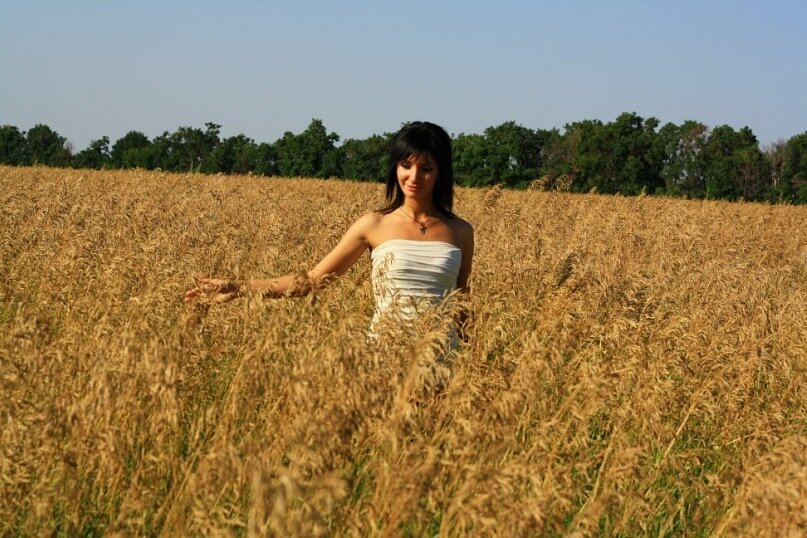 Именно так подумал проходящий мимо подвыпивший мужичок, когда увидел меня, сидевшую на срубленном дереве с измазанными краской волосами. ⠀
⠀⠀ Как сейчас помню... Решили девочки помочь мне покрасить отросшие корни волос и захотелось это сделать именно на работе. Я тогда работала модельером в свадебном салоне.
⠀
Ничто не предвещало дикого РЖАЧа в конце рабочего дня.
⠀
Но именно в тот момент, когда мои "парикмахеры" нанесли мне на голову адскую смесь Palet, в салон решила приехать директриса. Это был попадосик... ))
⠀
Она никогда не приезжала к нам в воскресенье. Но в тот день Вселенная решила сделать из меня красотку по-полной.

Смыть краску я не успевала и спрятаться было негде. А если бы меня увидели в таком виде, да и ещё на рабочем месте, то.... ух
⠀
Было решено, что я убегаю из салона куда угодно.
⠀
Но до дома нужно было ехать через весь город и я решила подождать в лесочке, который находился рядом с нами. Было лето... ⠀
До конца рабочего дня оставалось 1,5 часа.
⠀
Но я просидела на дереве 3,5 часа т. к. начальство решило устроить ревизию и из "моей парикмахерской" никто не собирался уходить.
⠀
За это время, проведённое на природе, я познакомилась с местными бомжами, узнала о истории родного города. Мне передали знания: какой травой лучше занюхивать водку, как не замёрзнуть ночью на улице и т. д и т. п. Один мужчина подсел ко мне и предложил выпить пива.
⠀
Я мысленно прощалась со своими волосами т. к. уже не чувствовала, что корни всё ещё держатся за мою черепушку и вспоминала какие у меня есть головные уборы, чтобы потом прикрывать лысую голову.
⠀
Но вот салон закрыли и девчонки побежали ко мне.
⠀
Всё это время я писала им смс и рассказывала как весело провожу время.
⠀
Мы на машине долетели до ближайшего дома одной из девочек и в в 6 рук смывали корки краски.
⠀
Волосы остались на месте и это был самый лучший оттенок чёрного в моей жизни. И самое главное - моя шевелюра ещё месяца три была такая шелковистая как попка младенца.
⠀
Девочки, если хотите хорошую покраску-идите в лес😜