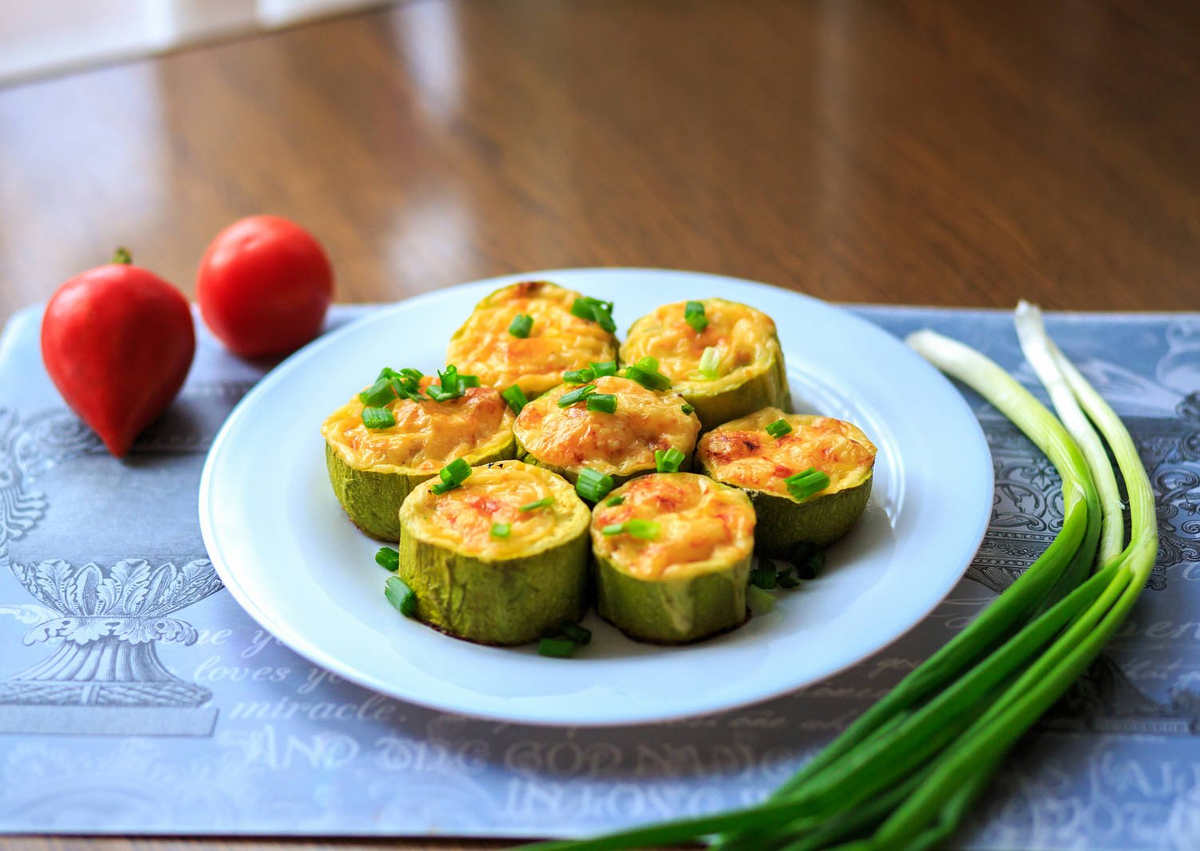 Кабачок запеченный с овощами. Фаршированные кабачки пенечки. Фаршированные кабачки цукини. Фаршированные кабачки myasom. Кабачки бочонки фаршированные.