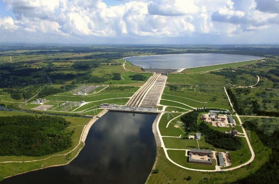 Круонисская ГАЭС. На переднем плане нижний водоем и электростанция. Фото:www.motoreplacements.com