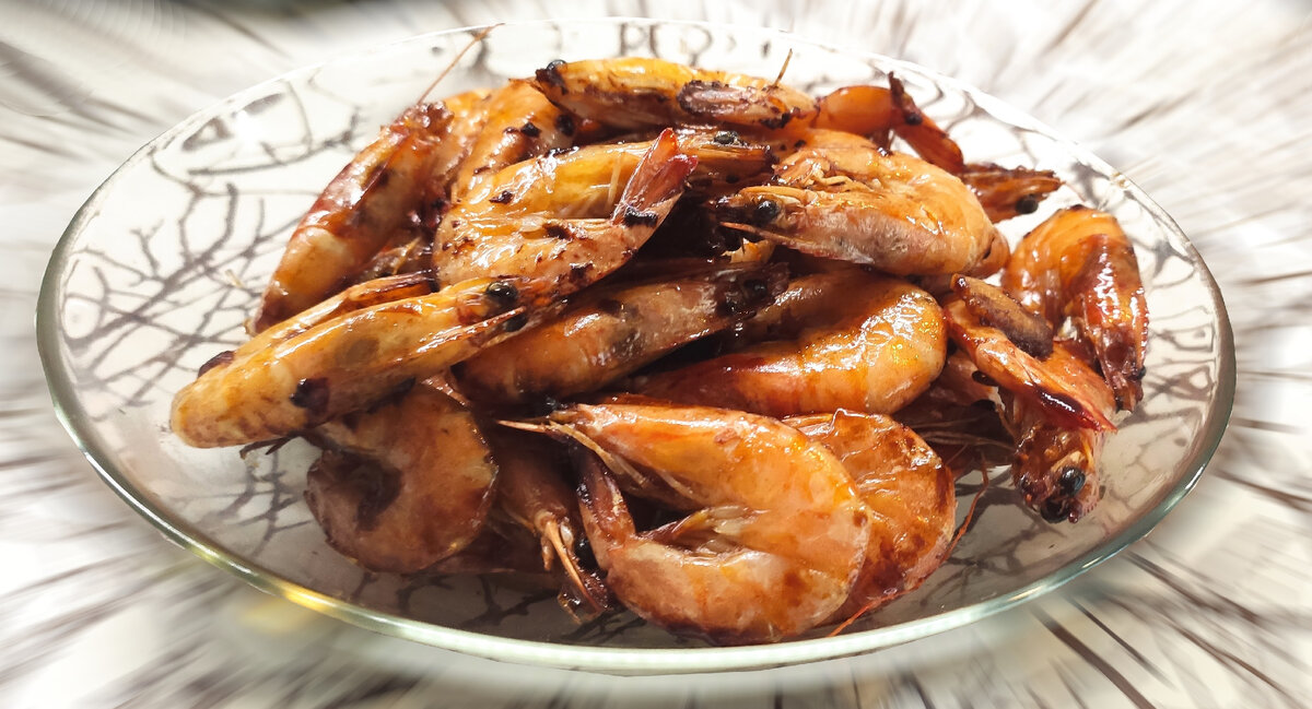 королевские креветки в соевом соусе и чесноком. рецепт жареных креветок с чесноком и соевым. соевый соус с креветкой. королевские креветки. креветки жареные в соевом соусе.