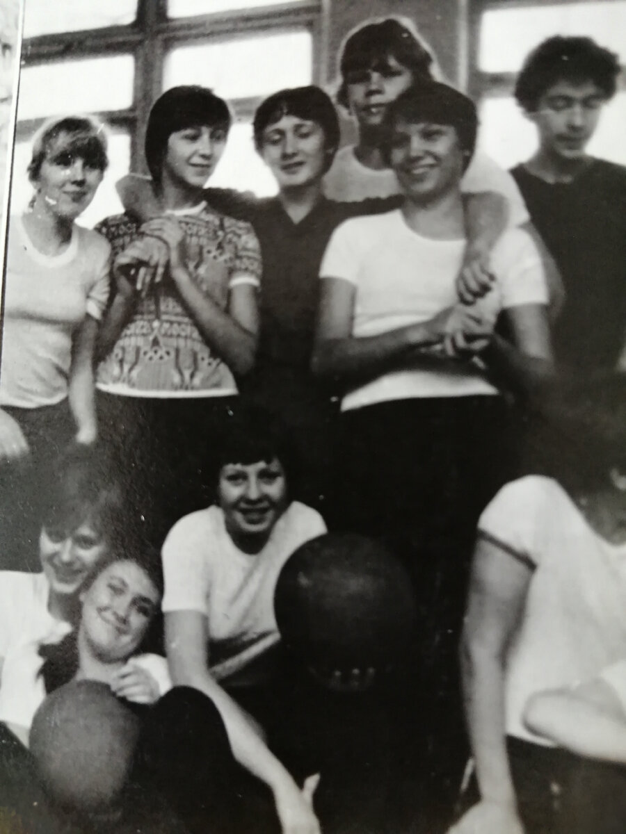 Наш класс на уроке физкультуры. Фото из личного архива автора. 