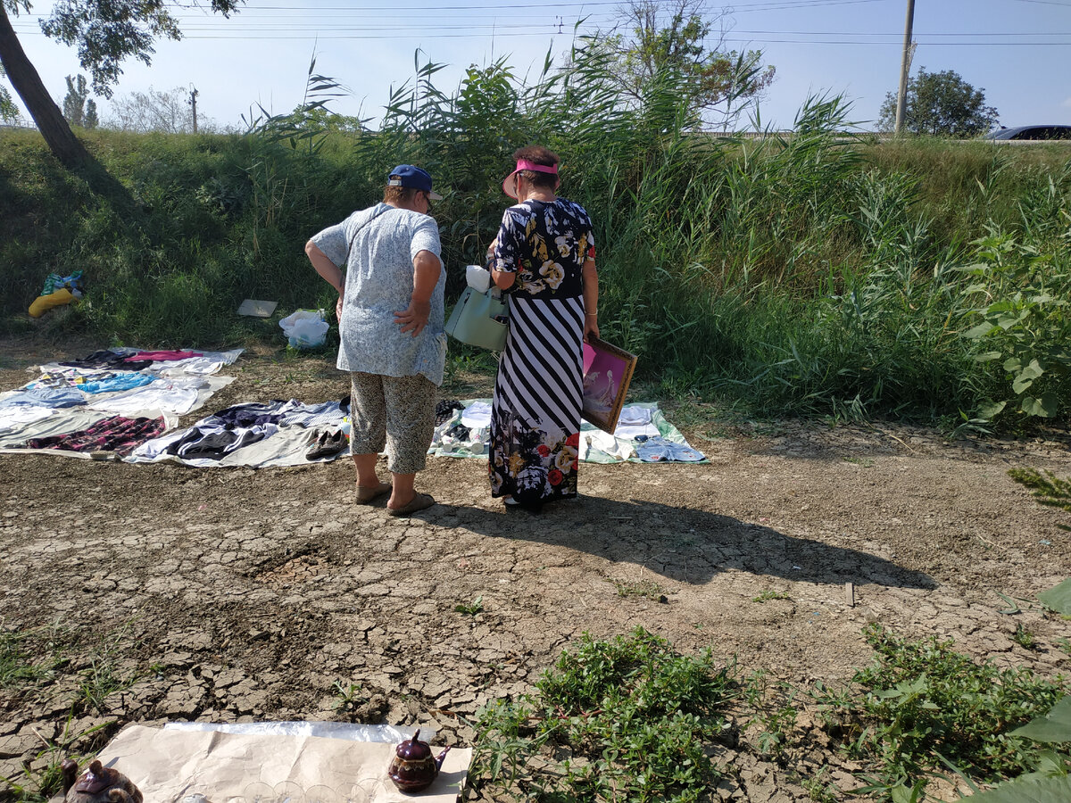 Справа та сама дама, о которой идет речь в публикации. А слева - моя коллега по торговле в тот день :-)