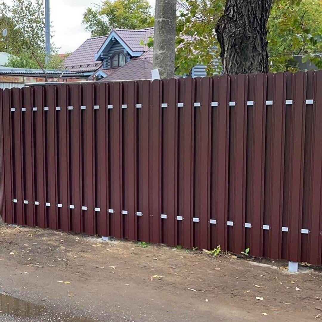 Забор из евроштакетника с интересным цветовым решением. Установлен нашей компанией 4 сентября 2021 года.