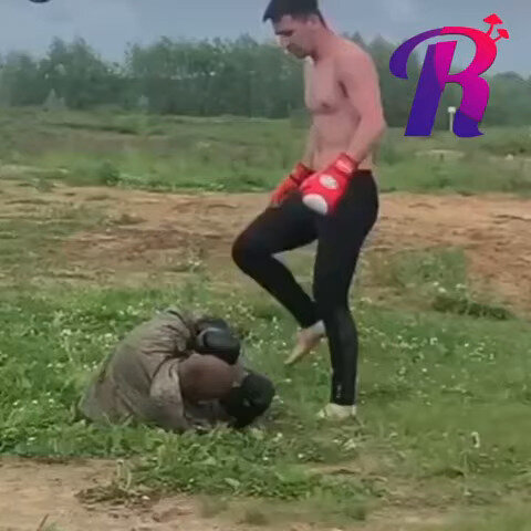 Боец ММА Асхаб Магомедов опубликовал в Instagram несколько видеозаписей, относящихся к периоду его службы в армии. На одной из них он избивает ногами по голове новобранца, упавшего на землю, пользуясь своим профессиональным и физическим превосходством. Все это снимается на телефон, хотя Федеральным законом №19-ФЗ от 6 марта 2019 года военнослужащим запрещено пользоваться на территории воинских частей смартфонами с камерами. 
Время срочной службы Магомедова — с ноября 2019-го по ноябрь 2020-го. Пикантности добавляет то, где он служил. Судя по фото на его странице в Instagram, служил он в Нижнем Новгороде, причем в разведке (кстати, на одной из фотографий он держит автомат с глушителем) и носил тельняшку как у десантников. А как раз в Нижнем Новгороде расквартирована 96-я отдельная разведывательная бригада (в/ч 52634), бойцы которой также отрабатывают десантирование с воздуха и называются в местной прессе десантниками, хотя и не относятся к ВДВ.

В период службы Магомедов публикует видео, где, сидя в штатском в машине, под гангста-рэп демонстрирует на камеру автомат АК-74 калибра 5,45 мм с примкнутым магазином и боевой пистолет в плечевой кобуре. На видеозаписи, выложенной недавно Магомедовым, он уже в армейской форме едет по дороге за пределами части, стреляя из окна машины в воздух из травматического пистолета на базе ТТ.

Судя по всему, несмотря на успокоительные заявления Минобороны и лично Сергея Шойгу, дедовщина в российской армии отнюдь не изжита.