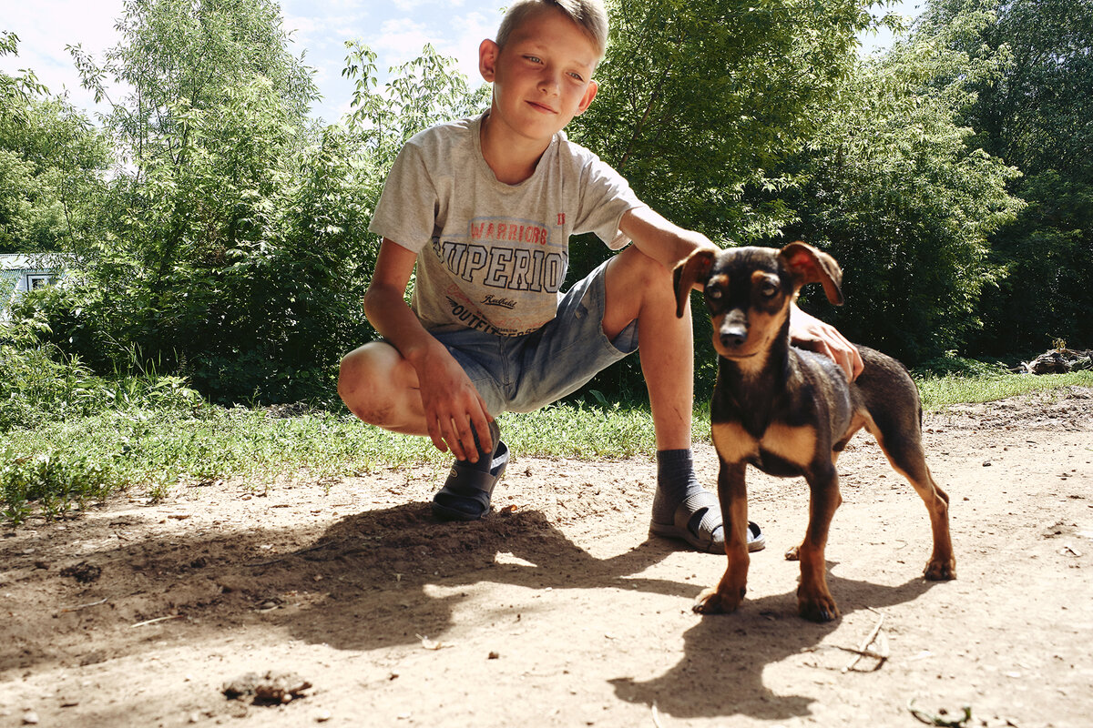 Один из самых светлых и добрых героев моих фотографий. Я часто встречаю его во время своих прогулок по городу. У мальчика, как мне стало известно от случайных знакомых, проблемы со слухом. Из-за этого он практически не разговаривает.