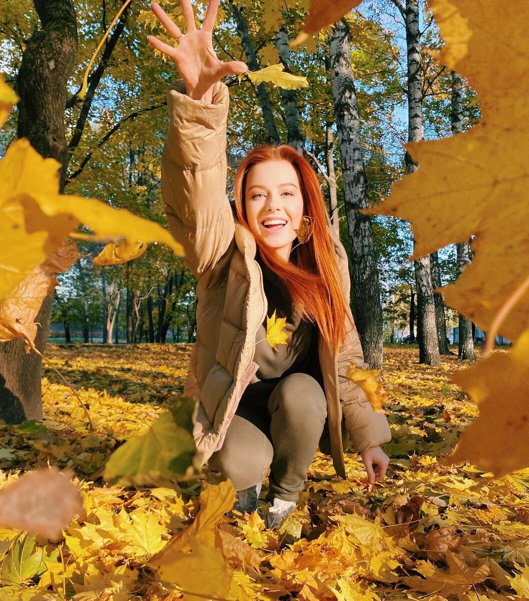 Юлия Савичева радуется опавшей листве. Источник фото: Instagram