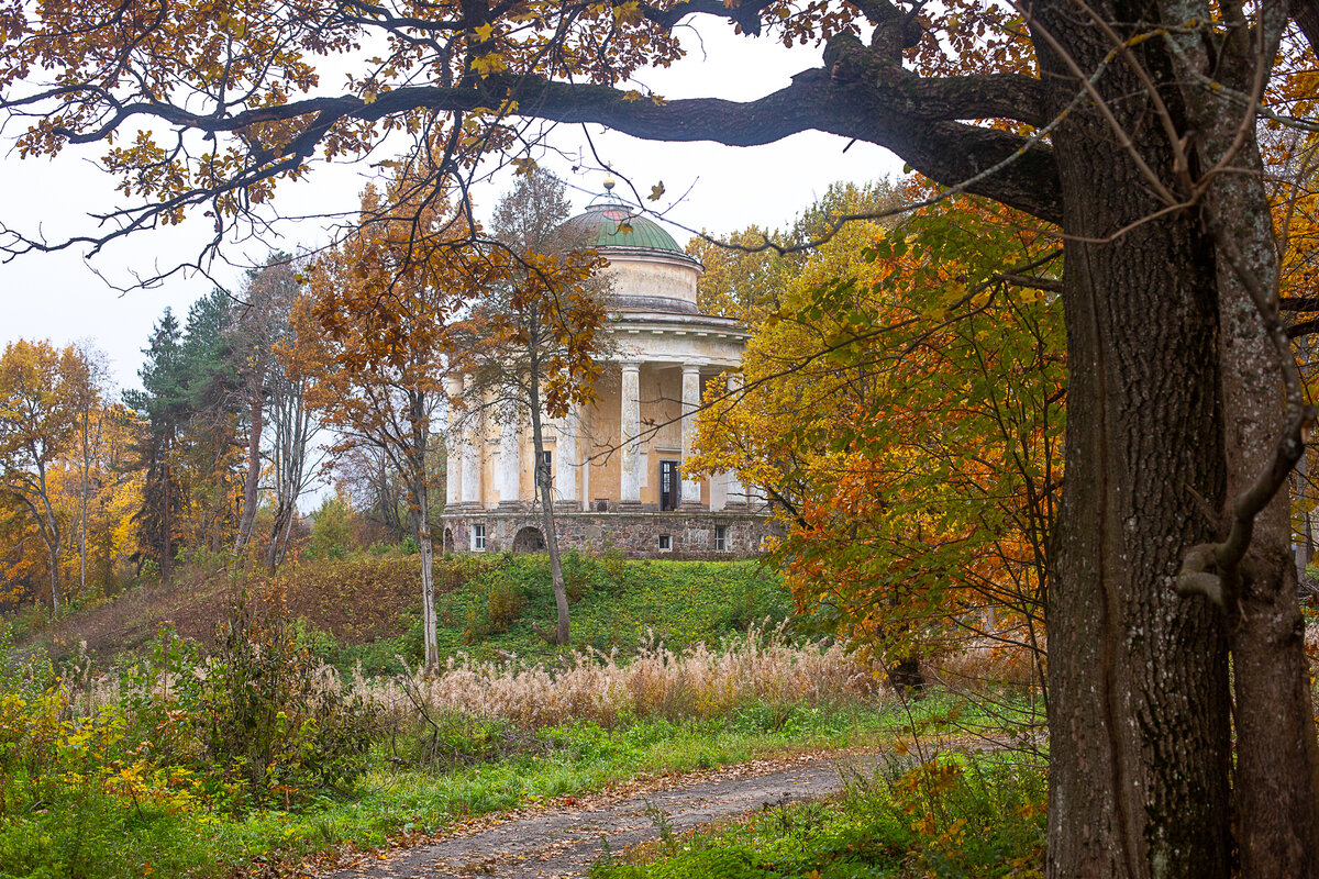 Воскресенский храм. Усадьба Никольское-Черенцицы. Тверская область. Фото автора статьи (ещё 2 фото)