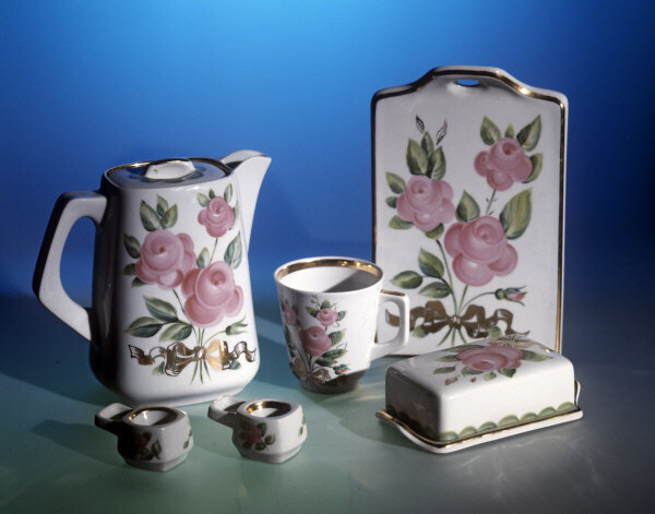 Зинаида Фёдорова (роспись). Ольга Богданова (форма). Молочный сервиз. Дулёво. РИА Новости. Фото № 589350. Источник: visualrian.ru