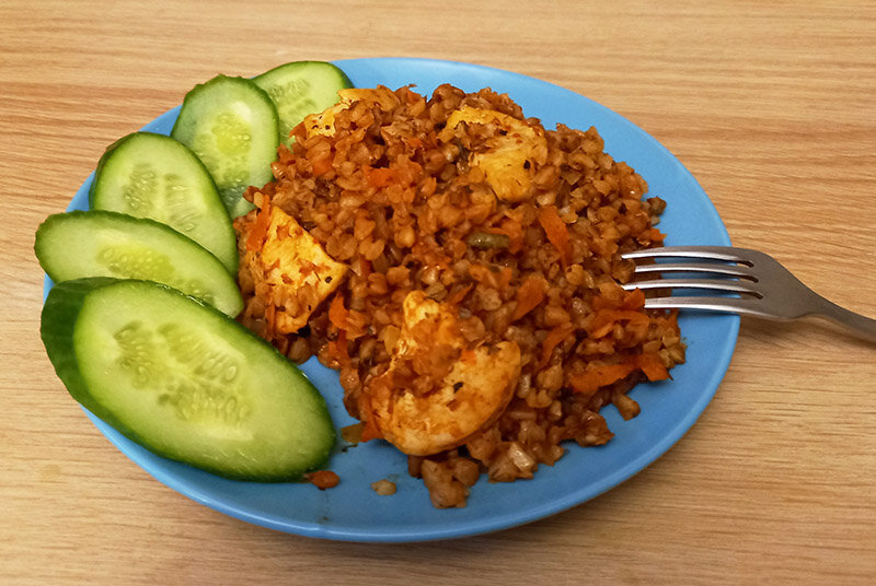 Гречка по-купечески с грудкой, приготовленная в сковороде.