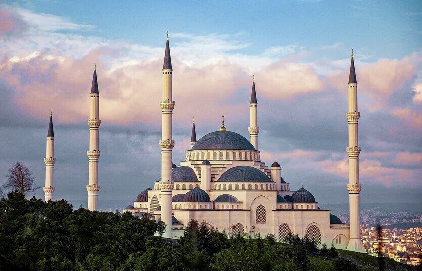 Мечеть Чамлыджа считается новым символом Стамбула. Ее открыли в 2019 году, и с тех пор она входит в список важнейших достопримечательностей Турции. Почему вся Турция называет ее «мечетью Эрдогана»?