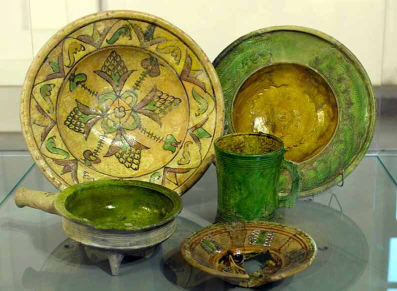 Средневековая посуда. Фото с сайта beresta.xyz