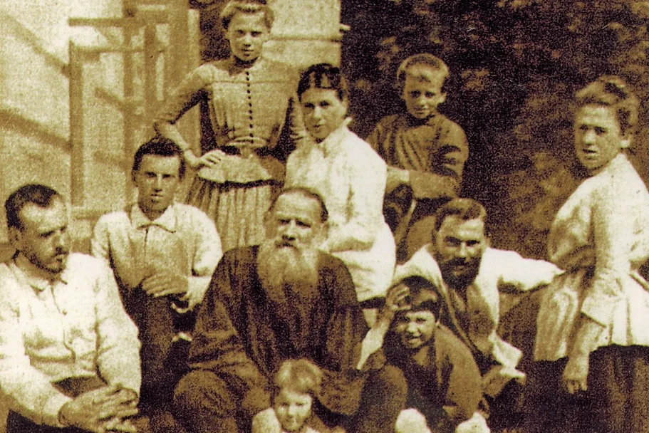 Лев Николаевич Толстой со своими учениками с своей школе в Ясной Поляне.