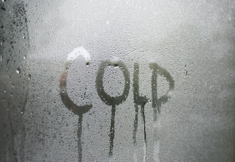 Часто причиной конденсата и холода становится плохая вентиляция в доме (canva.com)