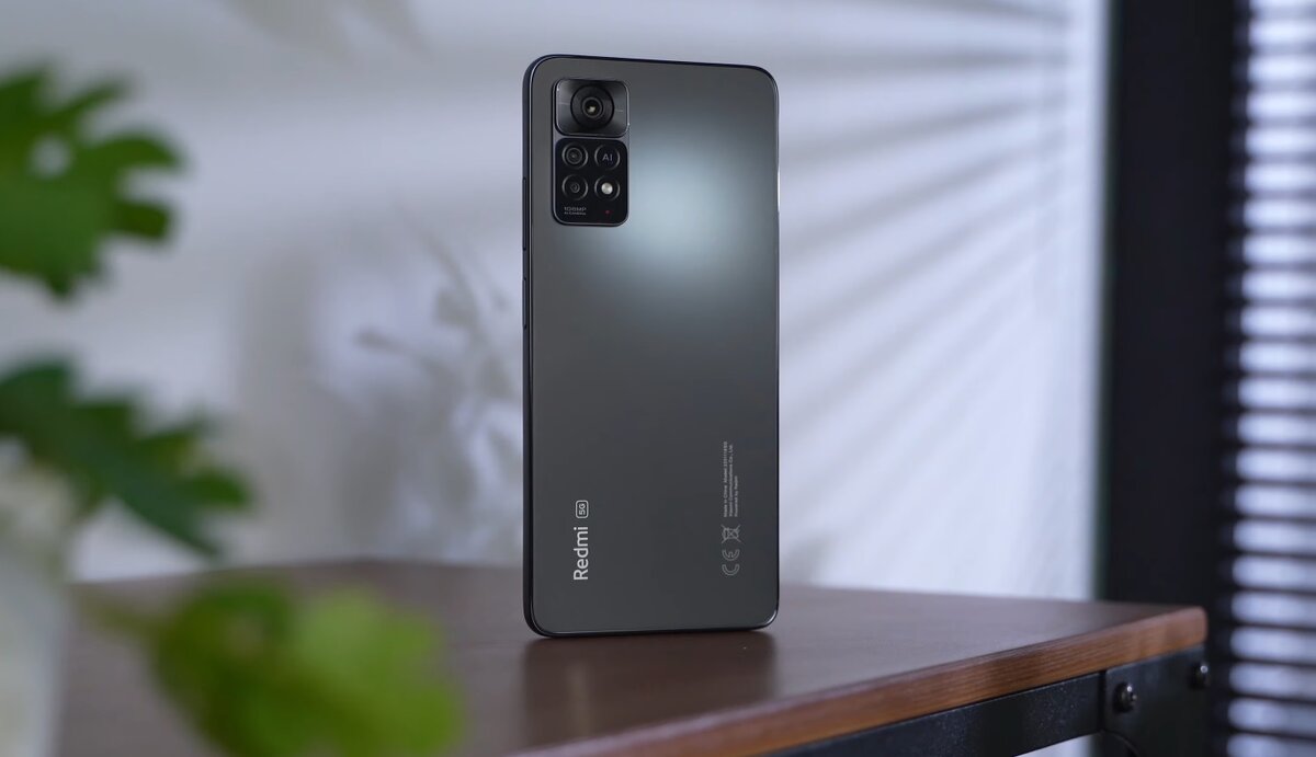 Redmi Note 11 Pro 5G в цвете Graphite Gray. Фото: YouTube-канал Не шарю!
