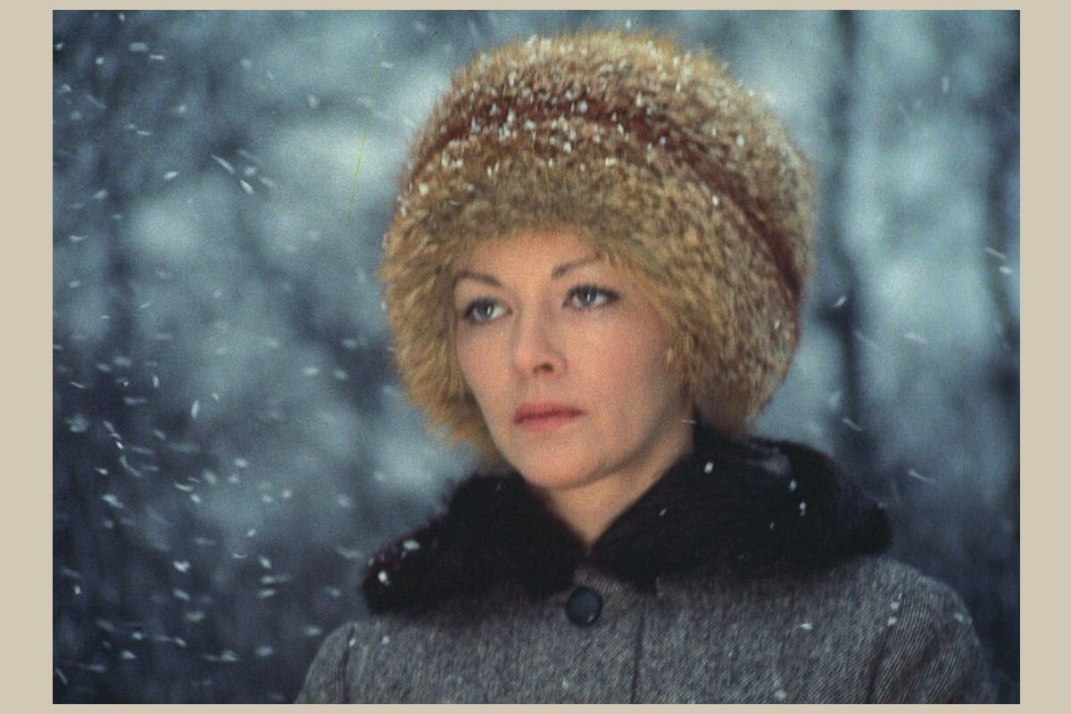 А такая шапка, казалось, для королев! Но уже тогда я спрашивала  себя, почему ,почему воротник из другого меха? Неужели для фильма не нашли одинаковый?