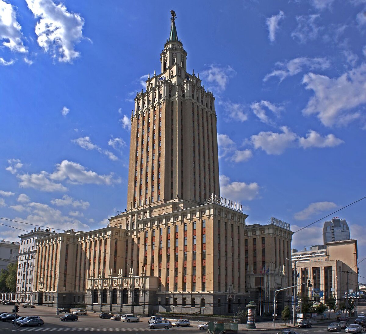 В Москве отель Хилтон расположился в одной из сталинских высоток. Раньше эта гостиница носила название "Ленинградская". Сейчас это Hilton Moscow Leningradskaya