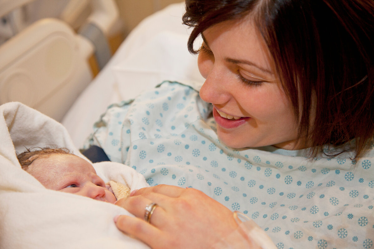 Счастливая роженица с ребенком. Вторые роды дома. Вторые роды дома. Вторые роды дома. Родильница после родов.