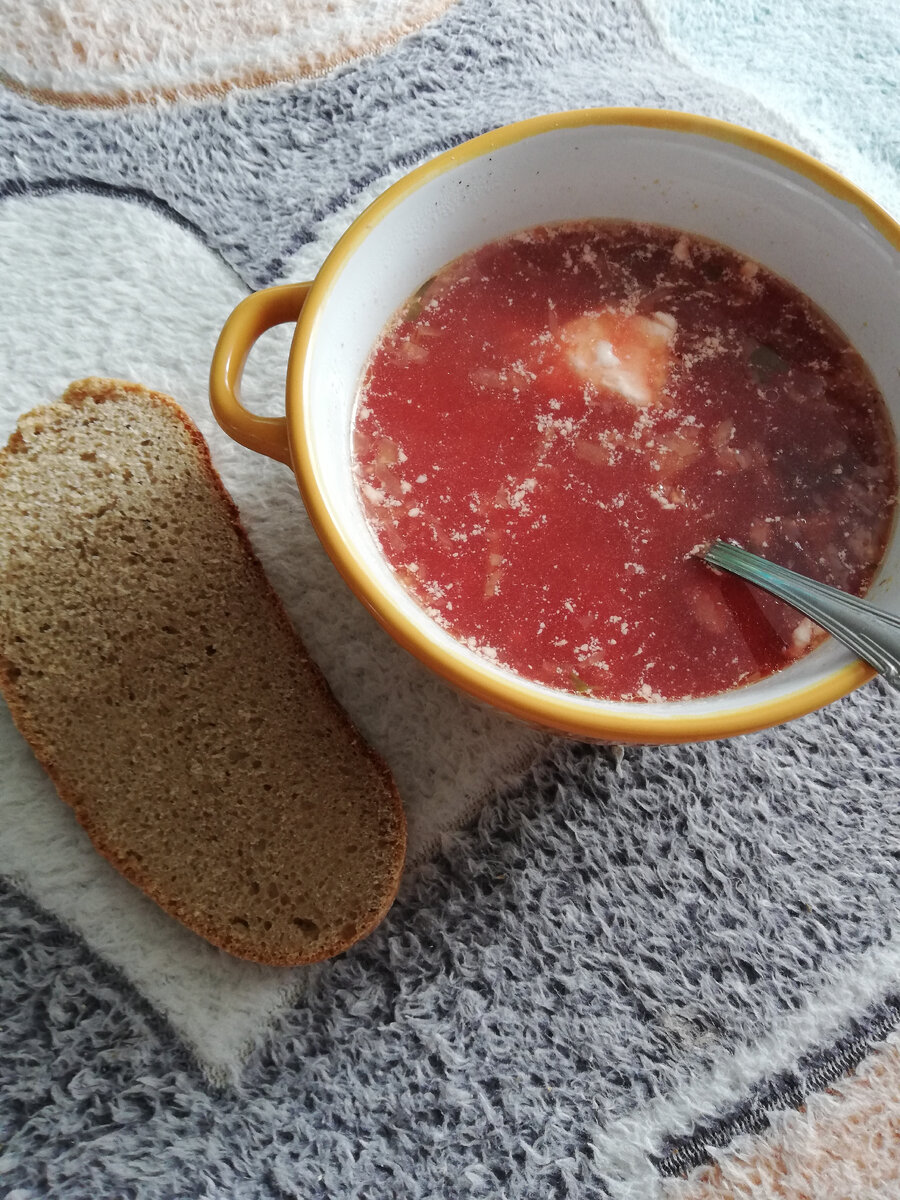 На обед вкусненький борщ на курином бульоне со сметаной. 