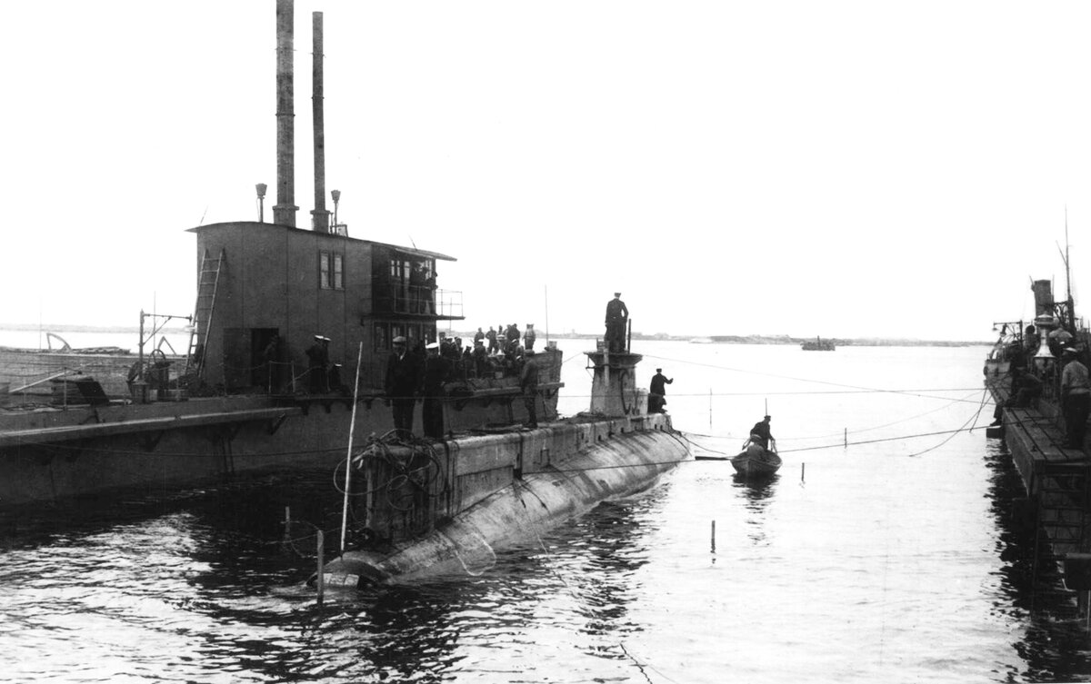 Английская подводная лодка С-35 в плавучем доке в Архангельске