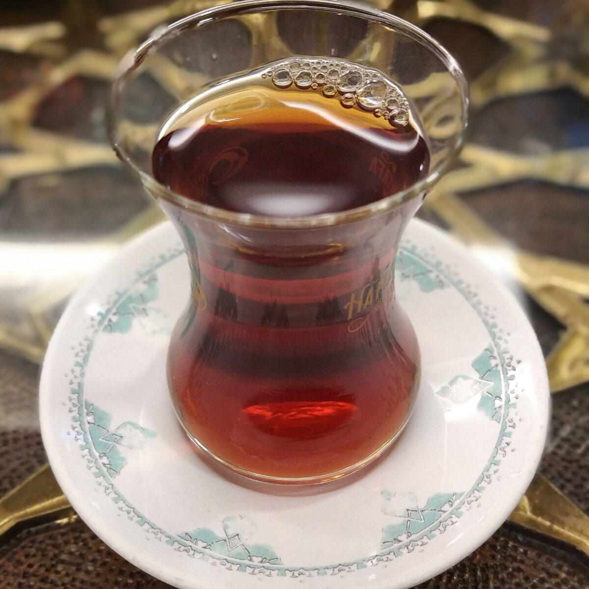 Чай в Турции пьют из таких стаканчиков, обязательно горячий