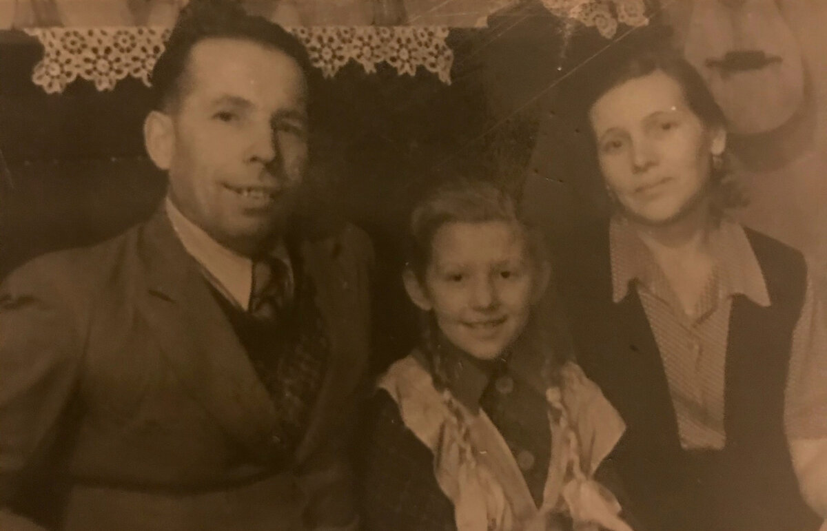 Галя с родителями, 1950 г.