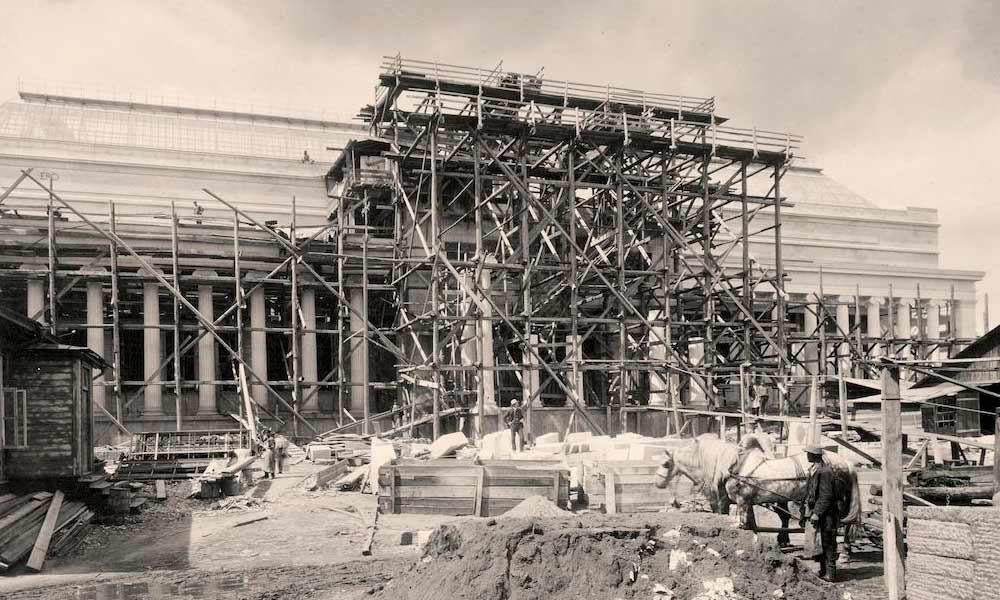 Государственный музей изобразительных искусств имени А.С. Пушкина. Фото: https://www.pushkinmuseum.art. Строительство Музея. Установка колонн центрального портика. Май 1905 г. 