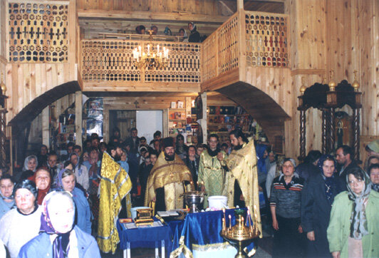 священник Андрей Козорезов (слева), настоятель протоиерей Виталий Коценко (в центре), священник Игорь Иванов (справа)