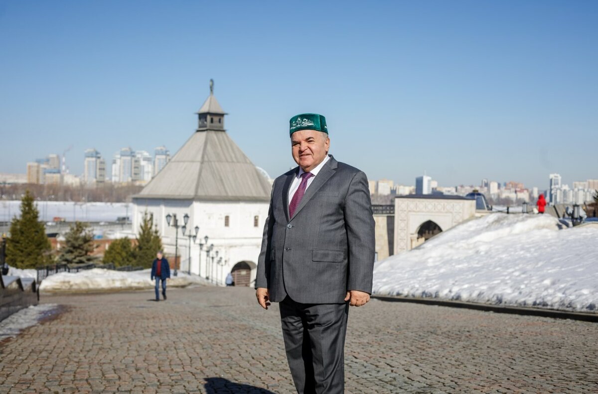 

Так вот, двадцать лет назад мы вместе с нашими активистами, посмотрев этот спектакль, были встревожены до глубины души. Когда Василию Лановому исполнилось 80 лет, попросили повторить игру артиста в этом спектакле и опять собрали тех же своих активистов около ста человек. Трудно вообразить себе, какие чувства мы испытали, когда Василий Лановой вышел на сцену и поприветствовал всех нас. Наша дружба не прекращалась вплоть до кончины великого артиста. Мы провожали его вместе с Бедросом Киркоровым и нашими активистами.