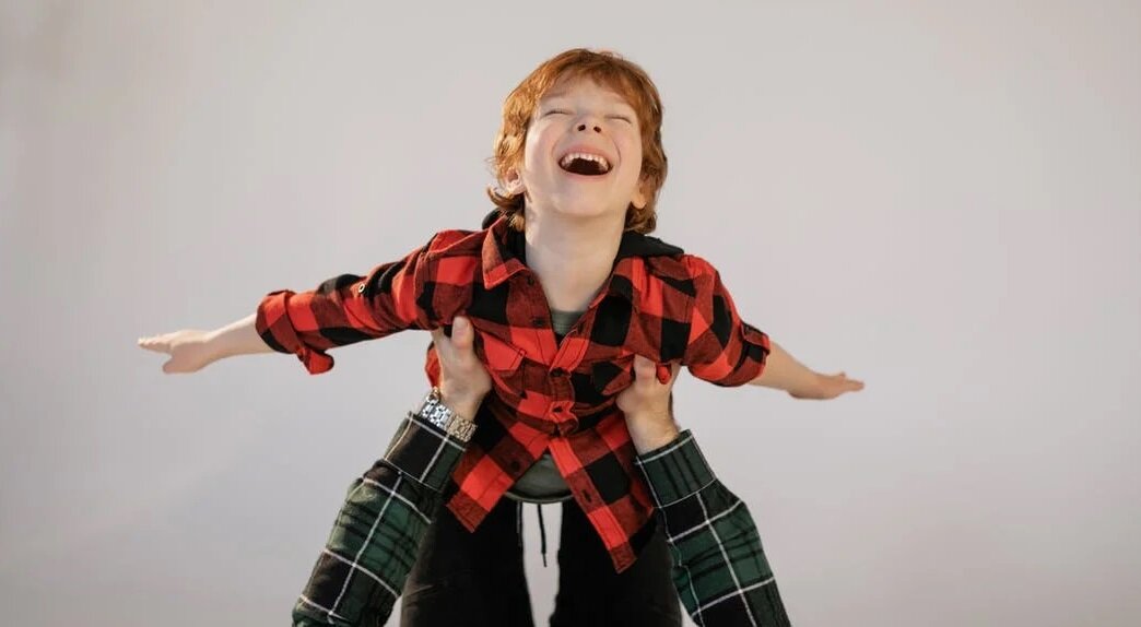 Первые деньги дети сейчас зарабатывают, сидя дома, на создании и продаже карт для игр Roblox и Minecraft, создании 3D моделей, сайтов и чат-ботов.