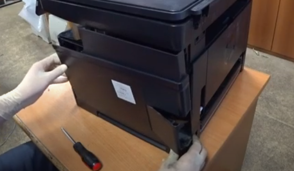  Сдвигаем крышку вправо, после чего появляется возможность ее снять