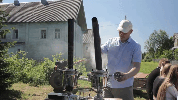 Чай из самовара, а сзади виднеется полевая кухня — до чего были вкусными плов и греча с тушенкой! 