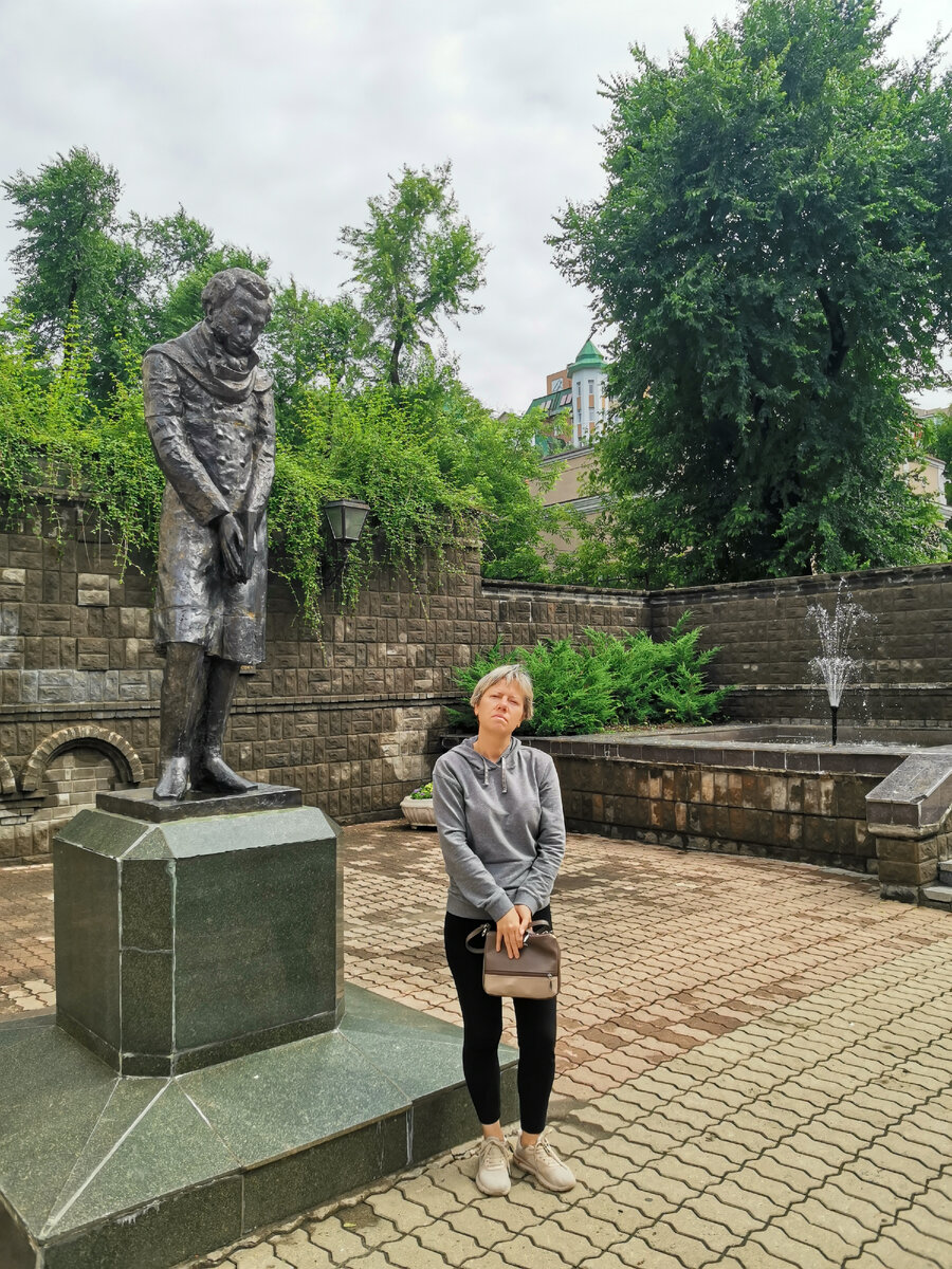  Памятник А.С. Пушкину установлен возле Пушкинского театра  в 1997 году. Фото из личного архивв