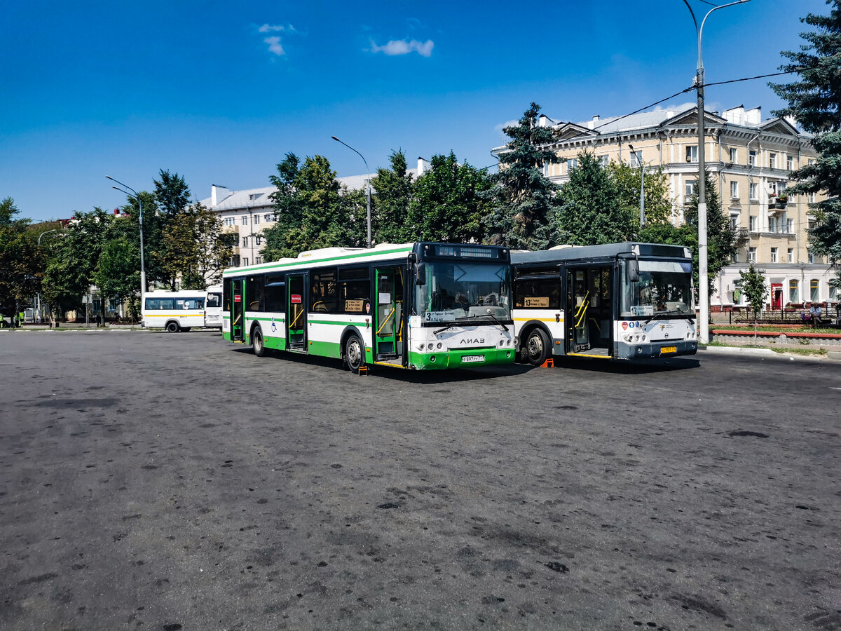 Автобусы на Вокзальной площади. Бело-зеленый - это автобус, который когда-то работал в 9 и потом 17 автобусных парках Москвы. 