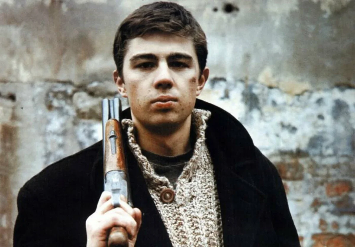 Демобилизованный из армии, Данила Багров вернулся в родной городок. Но скучная жизнь российской провинции не устраивала его, и он решился податься в Петербург, где, по слухам, уже несколько лет процветает его старший брат. Данила нашел брата. Но все оказалось не так просто - брат был наемным убийцей...