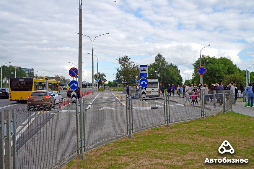 Многие годы у остановки на Партизанском проспекте от пересечения с улицей Ангарской до развязки с МКАД творился хаос. На остановке и за ней концентрировалось большое количество автобусов, маршруток и легковых автомобилей. Эпизодические появления инспекторов ГАИ, штрафовавших автомобилистов за остановку в зоне действия запрещающего знака, никак не влияли на ситуацию. Решить проблему было призвано строительство транспортного хаба, который заработал 9 мая. А после его открытия в редакцию стали поступать сообщения о том, что в час пик там творится неразбериха.