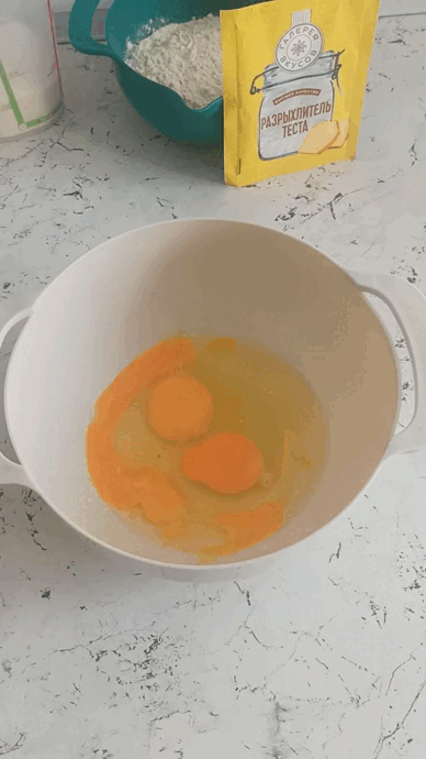 Можно в начале взбить яйца потом добавить сахар.