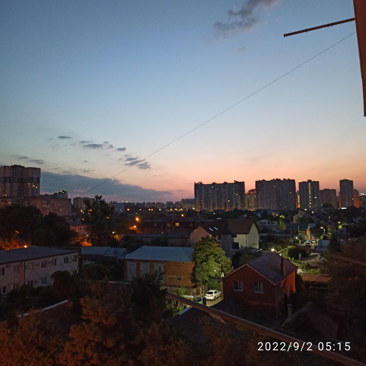 Занимается рассвет, гаснут ночные огни