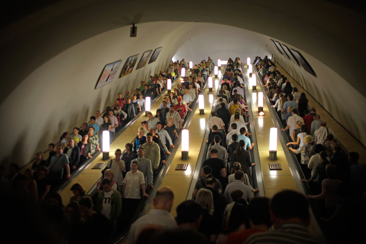 Метро москвы утро. Эскалаторы Московского метро в часы пик. ЧАСПИК В Московском метро. Московский метрополитен час пик. Московское метро час пик.