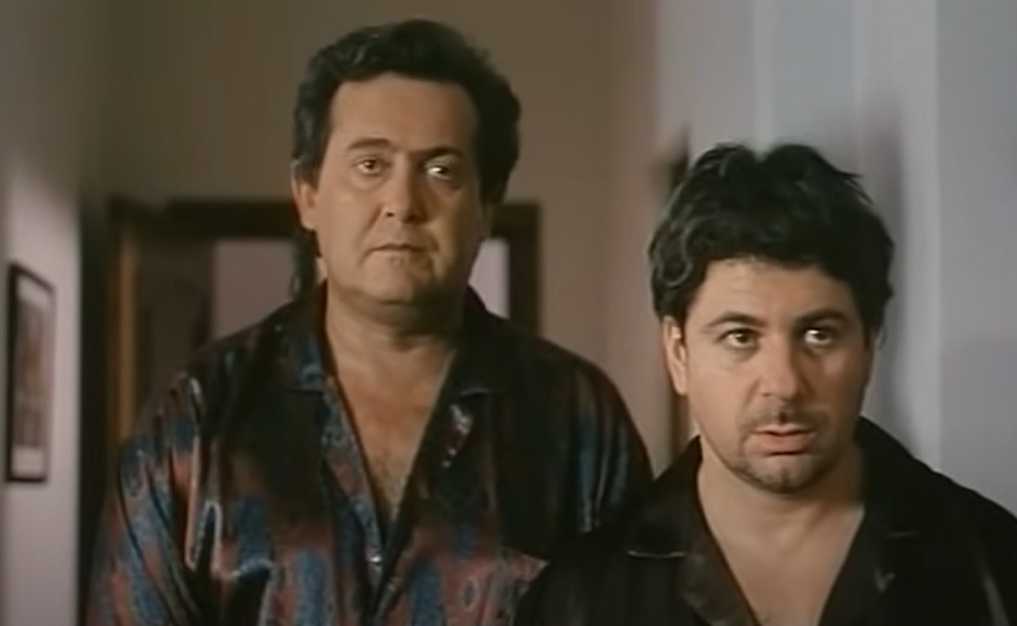 Стас (Юрий Стоянов) и Лёва (Александр Цекало), кадр из фильма "Ландыш серебристый" (2000)