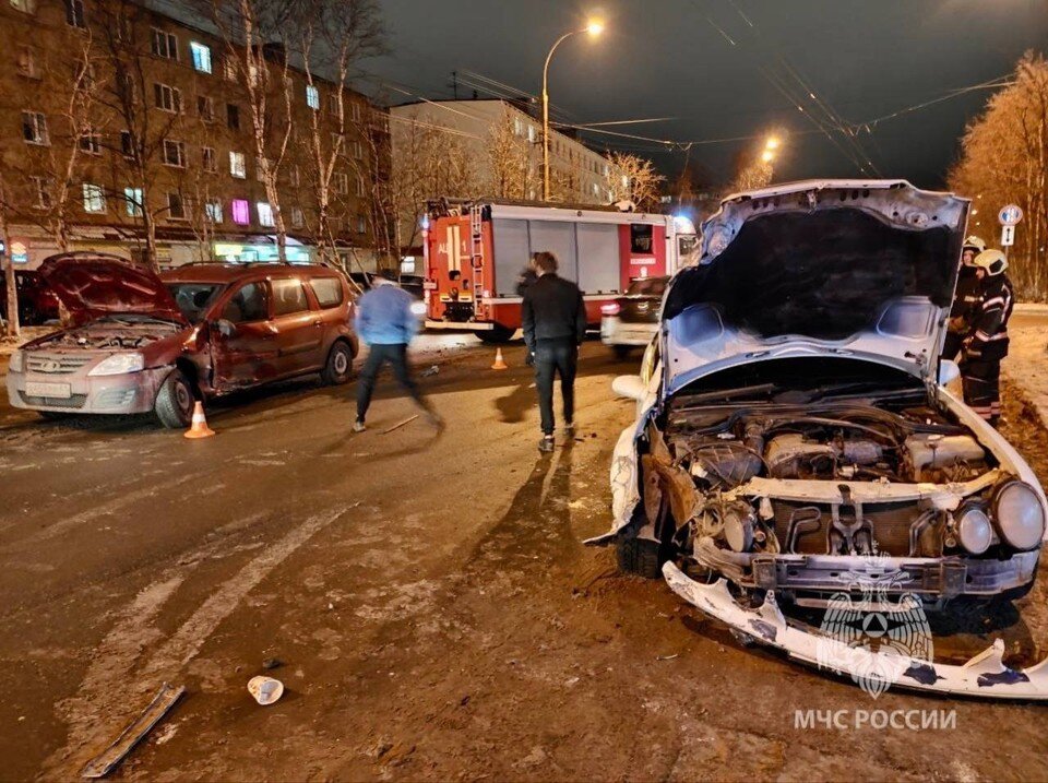     Две машины столкнулись на улице Полярные Зори. Фото: МЧС по Мурманской области