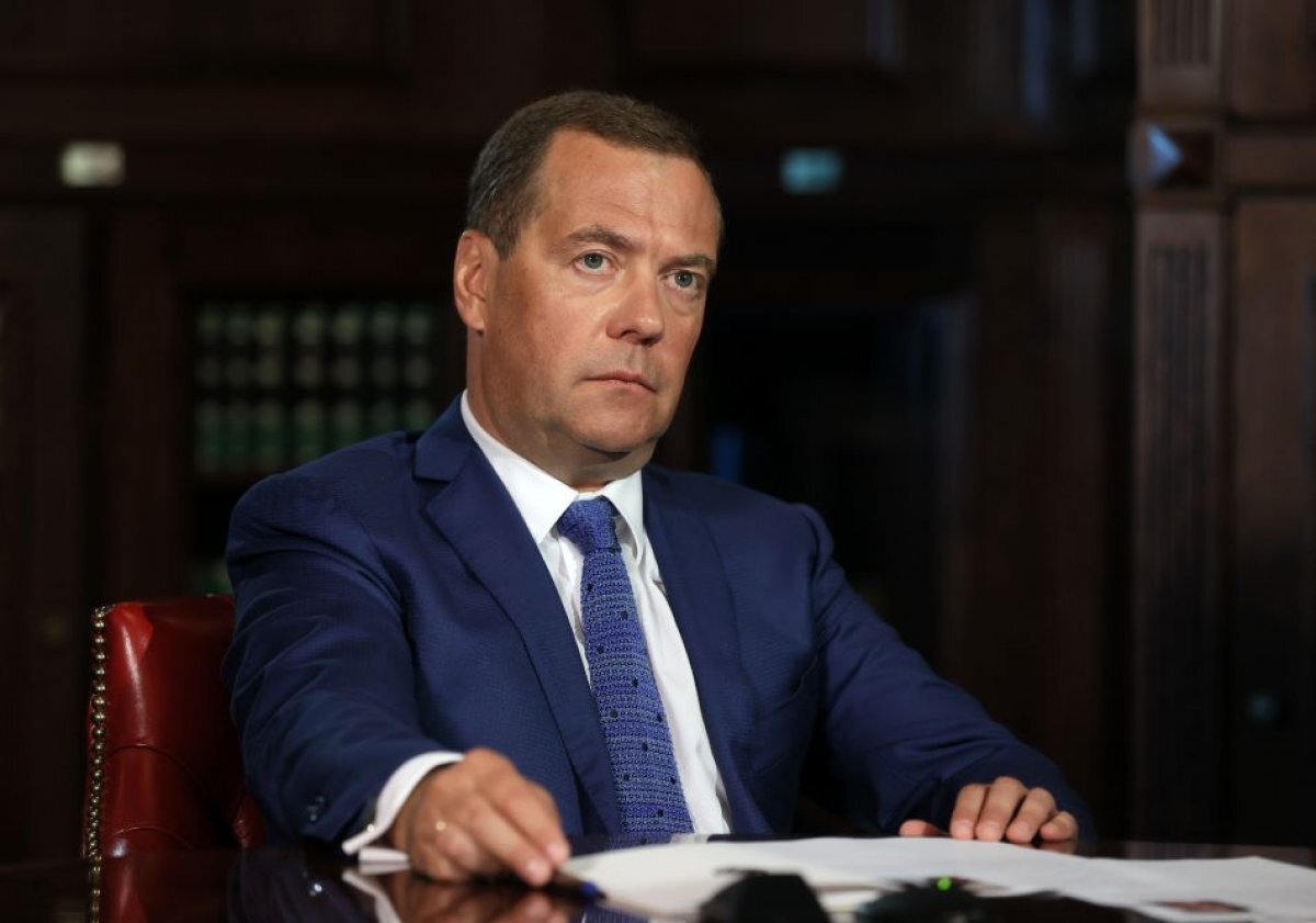    Медведев рассказал, при каких условиях Подоляк проведет «видеоэфир из Ялты»