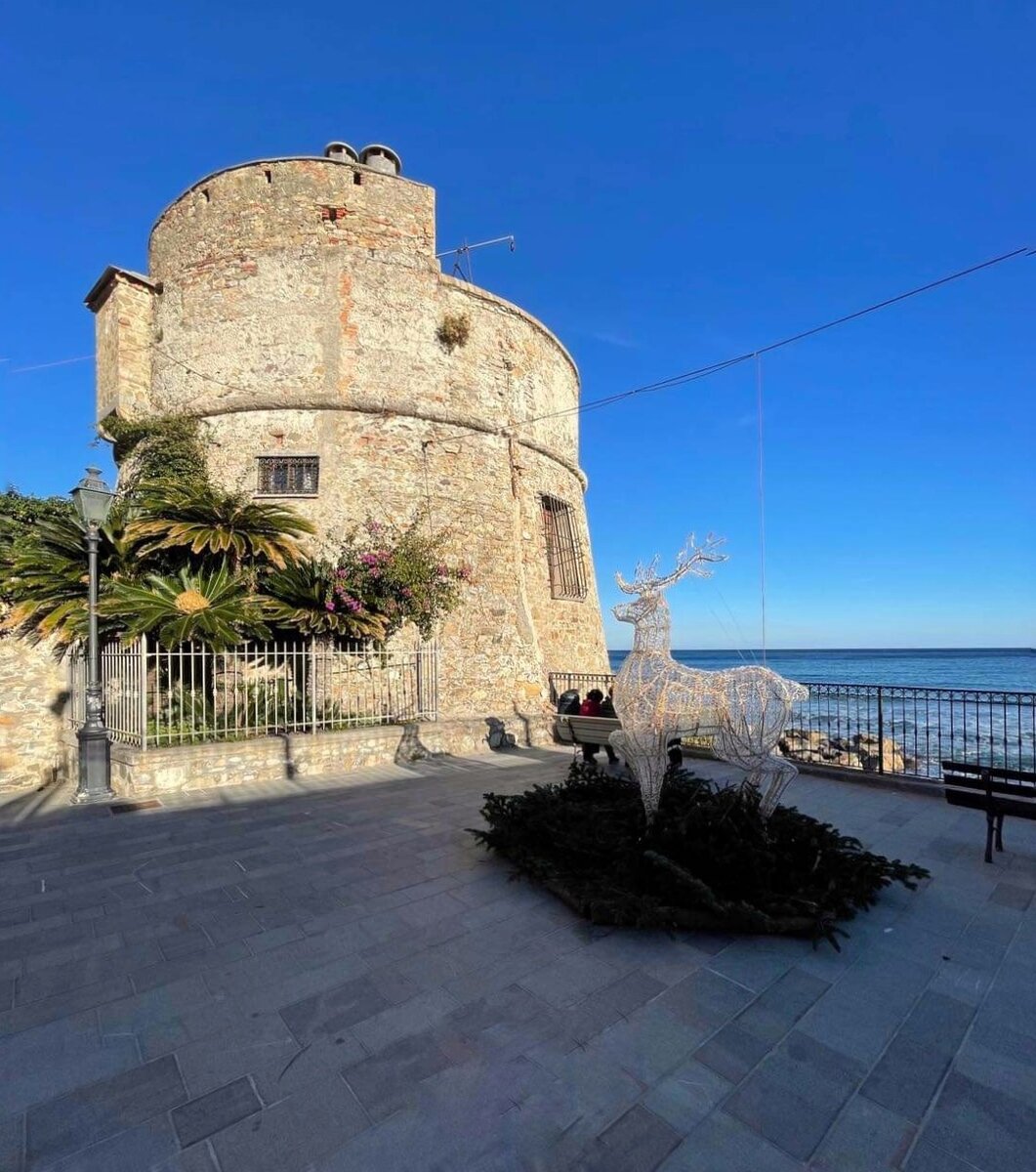 Муниципалитет к зиме проснулся)) Наша башня Cosce обзавелась наконец-то скамьями "для посидеть да отдохнуть", олень вот припарковался))