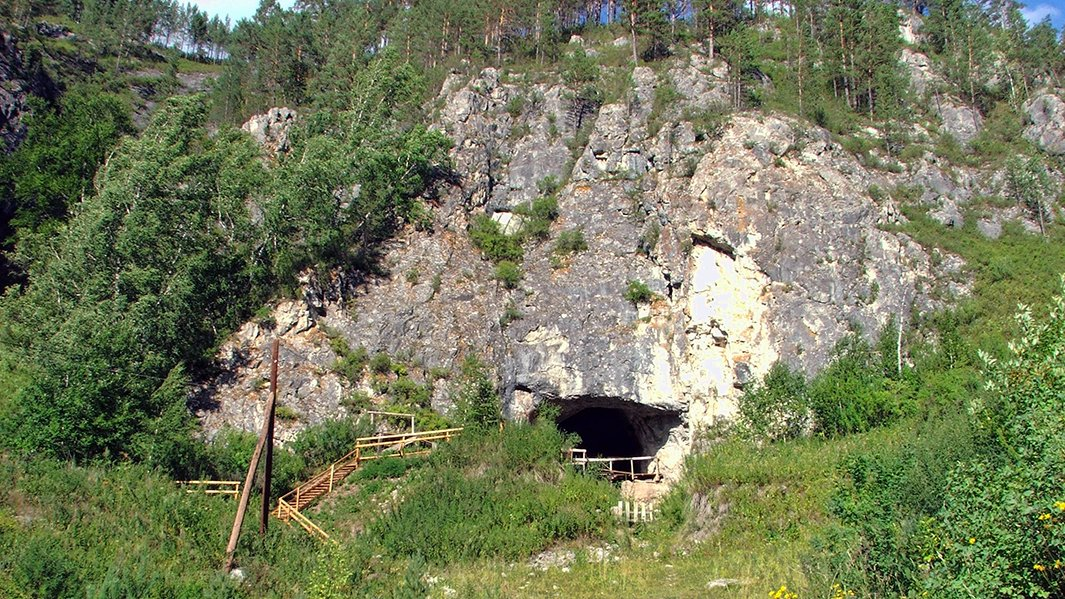 Денисова пещера, Солонешенский район, Алтайский край. Раскопками там руководит заместитель директора Института археологии и этнографии Сибирского отделения РАН Михаил Шуньков. Фото: commons.wikimedia.org