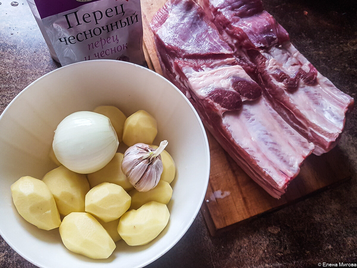 Всё, что нужно для запекания: картошка, лук, чеснок, свинина и для аромата чесночный перец.