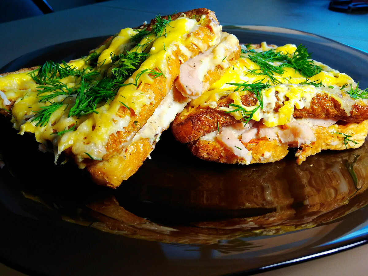 Продукты                                                                                                                                      Хлеб белый - 200 г (3 ломтика)
Сосиски, или ветчина кому что нравиться - 170 г
Сыр твёрдый - 120 г
Яйца - 3 шт.
Масло сливочное - 50-60 г
Орегано сушёный – 1 ч. ложка
Соль - по вкусу
Перец чёрный молотый - по вкусу
Паприка молотая - 0,25 ч. ложки